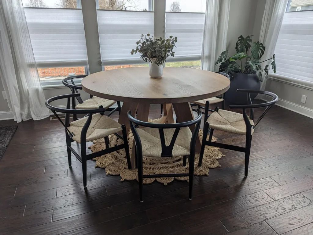 19 Small Farmhouse Round Dining Table Ideas That Add A Rustic Touch To ...